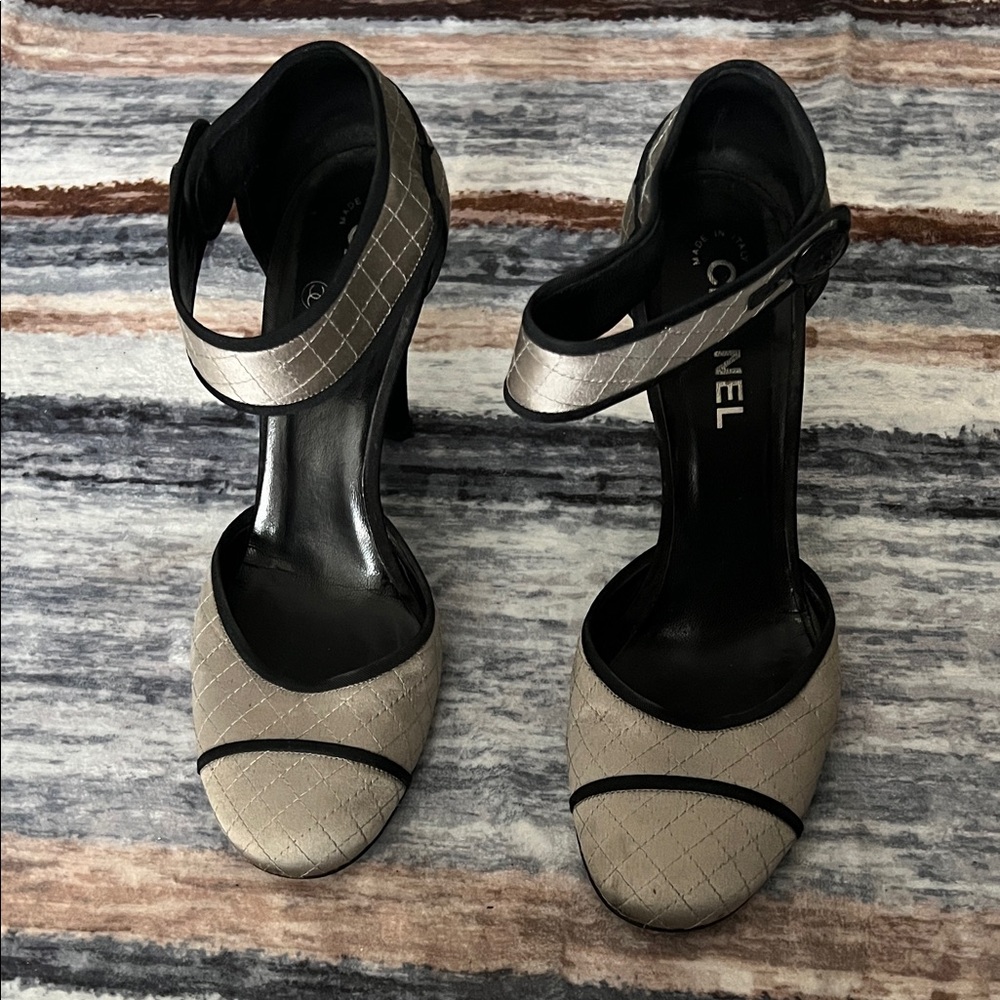 Chanel Women's Black and silver satin Heels